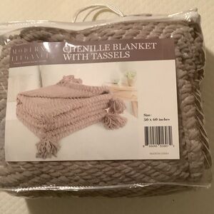 Chenille tan blanket with tassels